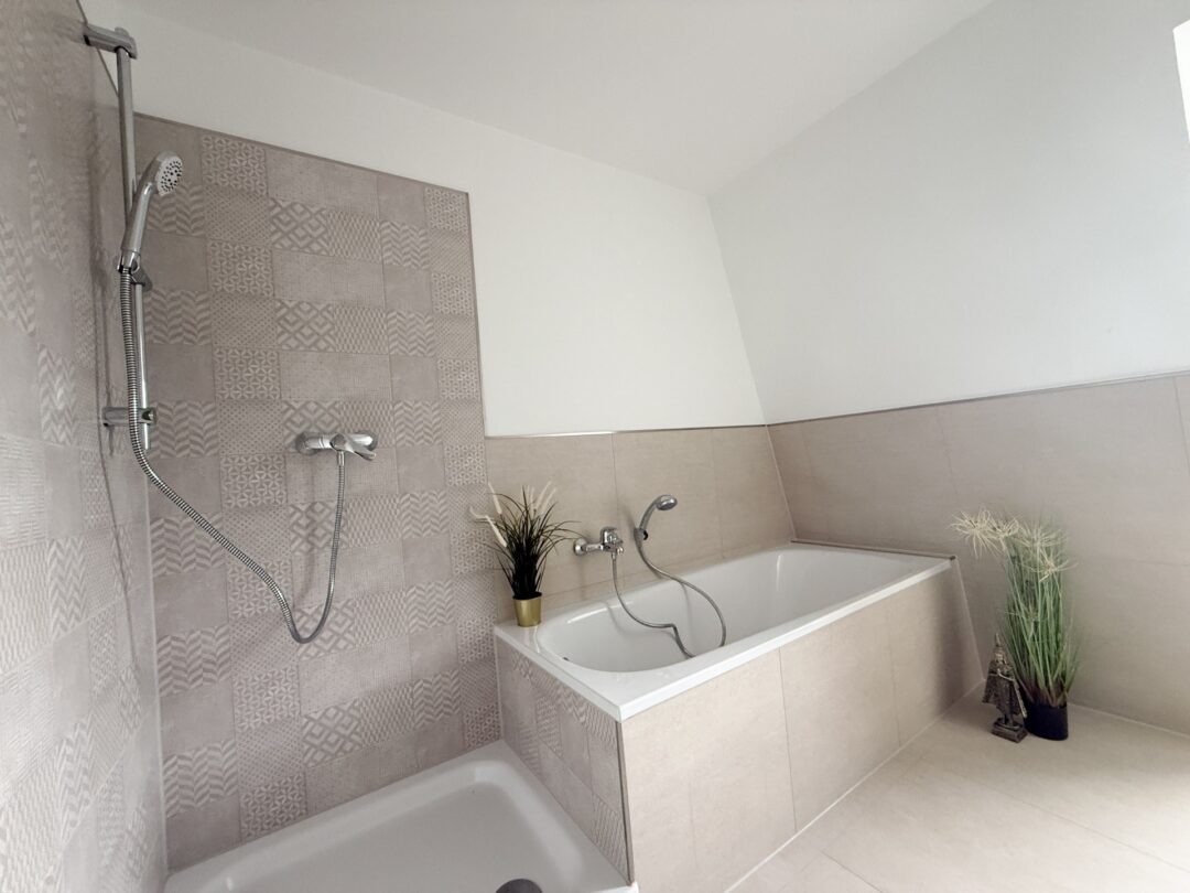 Bad mit Wanne und Dusche