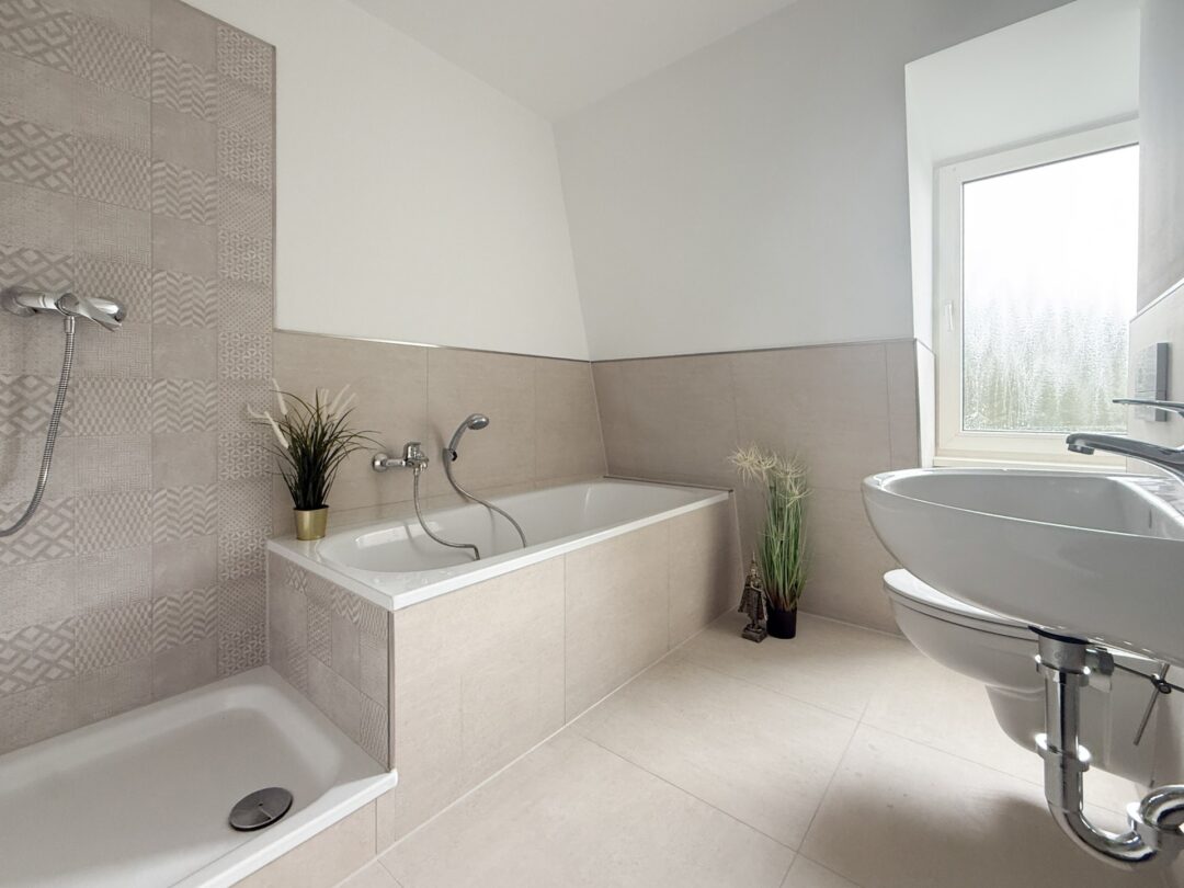 Bad mit Wanne und Dusche