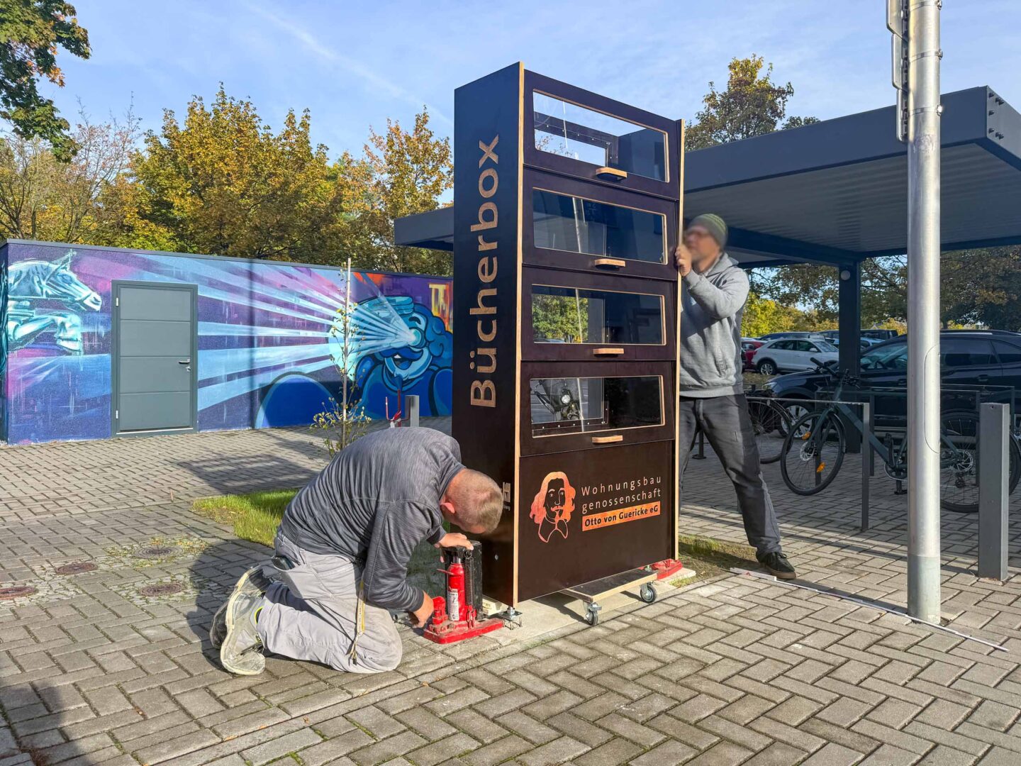 Aufbau Bücherschrank auf dem Fußweg in Magdeburg Neu Olvenstedt.