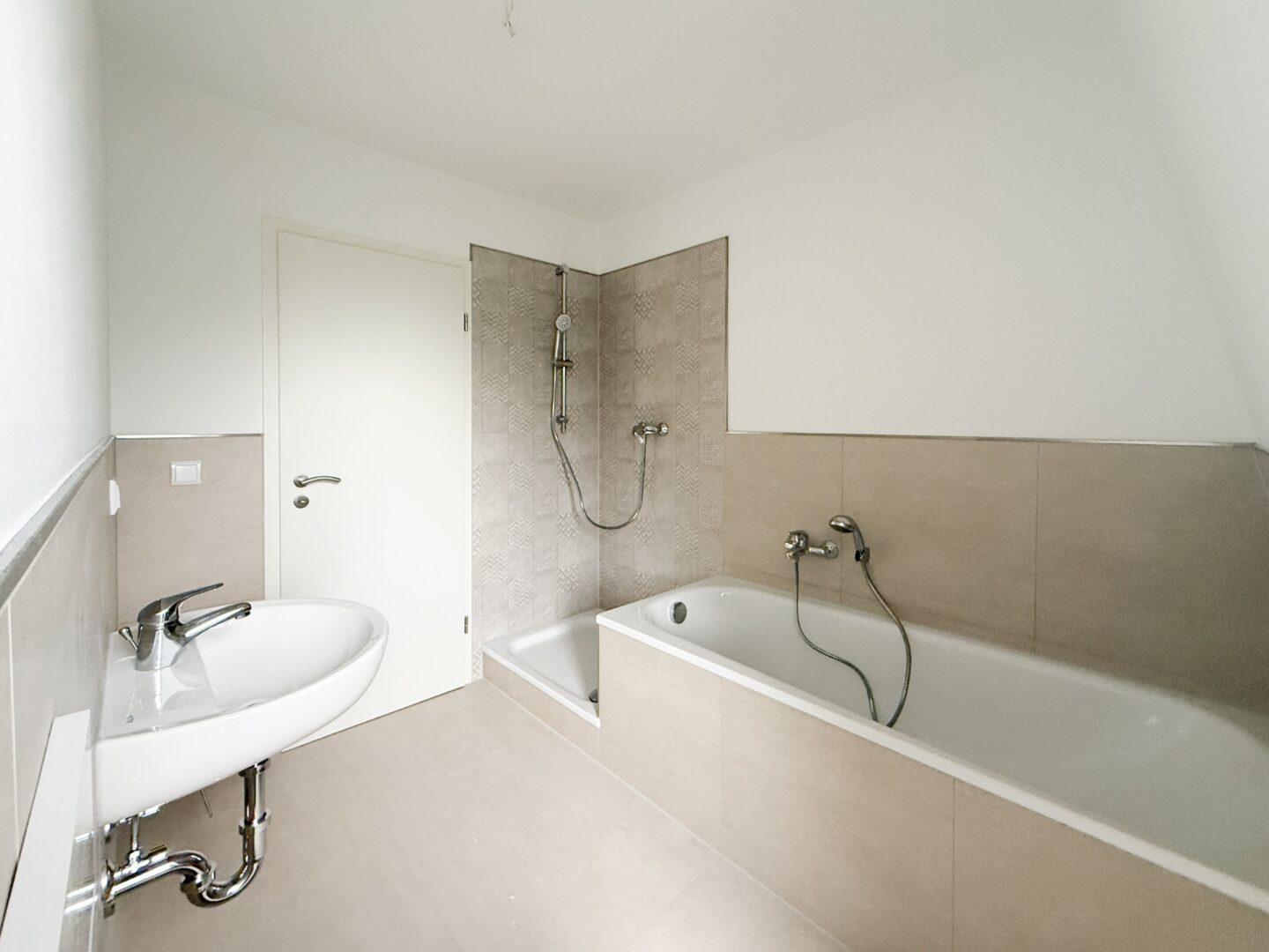 Bad mit Wanne und Dusche